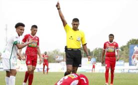 Momento que el árbitro expulsa al volante Rambo de León.