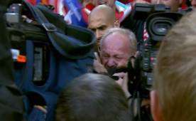 El emotivo momento en que el Cholo abraza a su padre don Carlos.