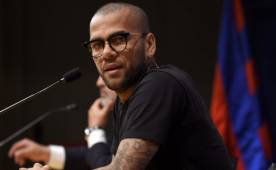 Alves renovó su contrato por dos temporadas más con el club español.