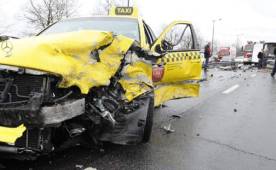 Así quedó el vehículo taxi donde viajaban los futbolistas griegos.
