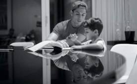 Cristiano expresa que pasa momentos maravillosos con su hijo, aquí mientras le ayuda a realizar las tareas. Foto Twitter