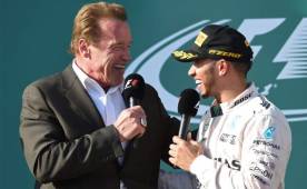 Lewis Hamilton no pudo ocultar su admiración hacia Arnold Schwarzenegger y estando en el escenario soltó una frase que causó risa a todos. Foto AFP