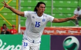 Alfredo Pacheco disputando una Copa Uncaf con El Salvador. (FOTO: DIEZ.HN)