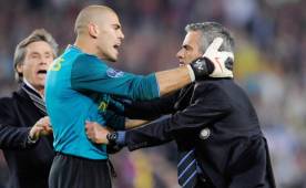 Momento en que Valdés agarró al entrenador por el cuello en un juego de Champions.