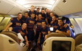 Los jugadores del Barcelona posando en el avión que los trae a Norteamérica.