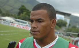 El ariete hondureño salió de cambio al minuto 13 por problemas en su rodilla.