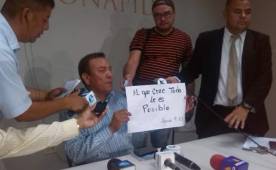 Carlos Tábora mostrándose orgulloso por la clasificación a la final de la Copa Presidente.