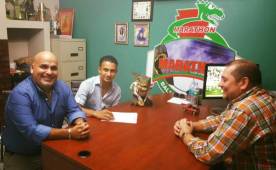 Momentos cuando Mario Berríos, capitán del Marathón, firmaba su contrato junto al presidente Orinson Amaya y el gerente, Rolando Peña. Foto Club Marathón