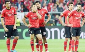 Los jugadores del Benfica lamentándose luego de perder la final de la Europa League.