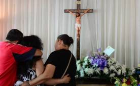 Familiares y amistades llegaron a darle el pésame a la madre de Alfredo Pacheco. FOTO: ElSalvador.com