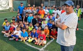 Charly Zúniga posando con sus nuevos prospectos. Inició su labor hace 24 años y varios jugadores de Liga Nacional tienen su sello. Foto Neptalí Romero