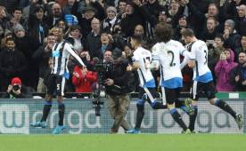 El Newcastle no desaprovechó su condición de local para llevarse el triunfo. Fotos EFE.