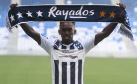 El delantero hondureño Alberth Elis luce la bufanda de Rayados en su presentación el miércoles en la casa del Monterrey. Foto cortesía IMAGO7