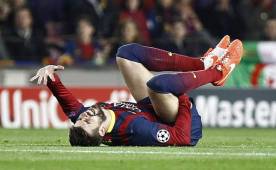 Piqué cayó al suelo y de inmediato pidió asistencia médica. Cuatro minutos después salió del campo lesionado. Foto AFP
