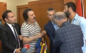 El exjugador del Atlético de Madrid recibió un homenaje en Bayrampasa, distrito de Estambul en Turquía.