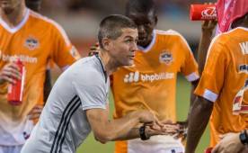 El DT del Houston, Wade Barrett, cuando le daba indicaciones a sus jugadores entre ellos el hondureño Boniek García que escucha atentamente. Foto Cortesía