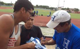 Jorge Luis Pinto firmó varios autógrafos a la afición hondureña.