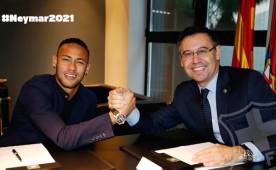 La foto que confirma el acuerdo final entre Neymar y el Barcelona dirigido por Bartomeu. Foto tomada del Twitter oficial del Barcelona.