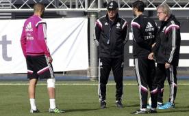 El cuerpo técnico de Real Madrid decidió no forzar a Karim Benzema. (AFP)