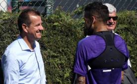 Dunga platicó con su compatriota Dani Alves a su llegada al campo de Barcelona.