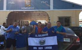 Este grupo de aficionados ya emprenden su viaje a San Pedro Sula desde El Salvador.