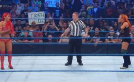 En el cuadrilátero las luchadoras y referee no podían creer lo sucedido.