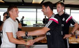 Toni Kroos saludando a Fernando Hierro, asistente técnico de Real Madrid. (Foto: Web de Real Madrid)