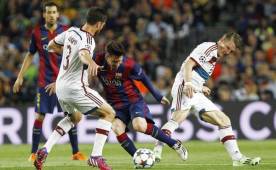 Uno de los regates de Messi a Xabi Alonso durante el encuentro de ayer.