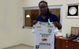 Rony Flores posando con la camisa del Platense tras firmar su contrato. Foto Tomada de @philepclarke