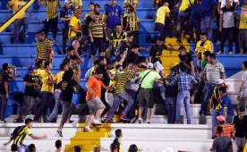 La barra del Real España dio una penosa exhibición este sábado durante el juego ante Olimpia y esto traerá castigos para el club. Foto Delmer Martínez