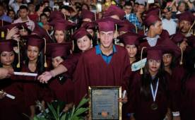 Ángel Tejeda posa con su reconocimiento y su título obtenido ayer.