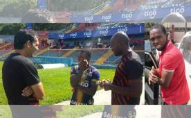 Cardozo y Osman Chávez hablan con 'Pery' Martínez previo al amistoso FAS-Real España. Foto Cortesía Real España.