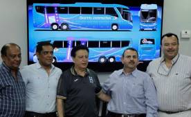 Amílcar Burgos, Rolin Peña, Alfredo Hawit, Guillermo Handal y Óscar Benítez tras cerrar el acuerdo para el autobús de la selección de Honduras. Foto Neptalí Romero