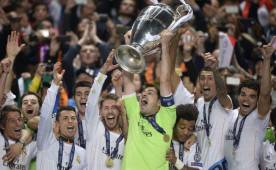 Iker Casillas al momento que levantaba la décima copa de Champions para Real Madrid.