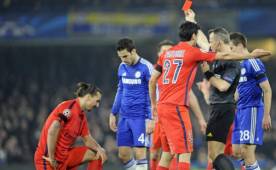 Momento en que Zlatan Ibrahimovic era expulsado en el primer tiempo.