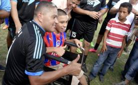 Wilmer Velázquez tuvo un noble gesto con Ricardito y le hizo vivir un día inolvidable. Fotos Samuel Zelaya