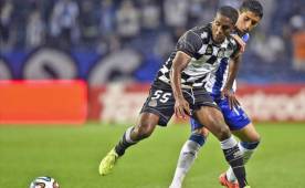 Barayan Beckeles disputando el balón con un contrario. (Foto Cortesía)