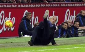 Mancini intentó controlar un balón y se cayó, sus jugadores no pudieron contener la risa.