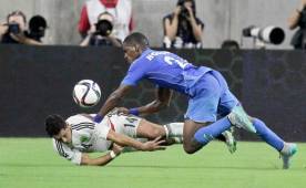 Esta fue la acción en la Beckeles lesionó al Chicharito Hernández. El mexicano tuvo que abandonar la cancha.