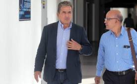 El director de prensa de la Federación Edwin Banegas llegó al aeropuerto a recoger al técnico Jorge Luis Pinto. Foto Juan Salgado