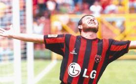 Rolando Fonseca festejando uno de sus tantos goles marcados con Alajuelense.