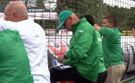 El técnico del Marathón se las ingenió para enviarle indicaciones al capitán Mario Berríos. Foto DIEZ