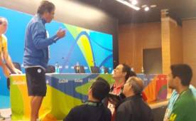 Momento cuando los periodistas brasileños le hicieron la consulta al entrenador de Honduras de cuándo iba a dirigir a la penta campeona del mundo. Foto Jorge Fermán