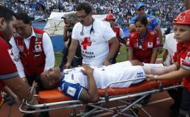 Momentos cuando sacaban de la cancha del Olímpico al hondureño Luis Garrido con los cuatro ligamentos rotos de la rodilla. Foto DIEZ Neptalí Romero