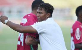 Carlos Pavón felicitó a sus jugadores por haber cumplido con la tarea ante Victoria y no haber desaprovechado las claras ante el marco. Foto Samuel Zelaya