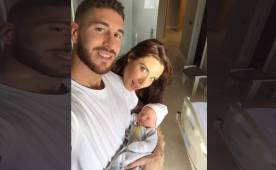 'Primera noche superada. ¡Familia feliz!', fue el mensaje que envió Sergio Ramos acompañada de esta imagen en las redes. Foto @SergioRamos