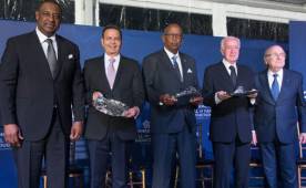 Rafael Callejas aparece junto a Jeffrey Webb, Andrés Constansia, Aarón Padilla y Joseph Blatter.