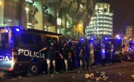 La policía de Madrid resguardó en todo momento la salida del club.