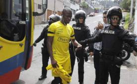 Enner Valencia se mostró sorprendido cuando llegó la policía para detenerlo.