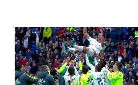 Los compañeros levantaron en brazos a Álvaro Arbeloa que este domingo jugó su último partido en el Santiago Bernabéu con la camisa del Madrid.